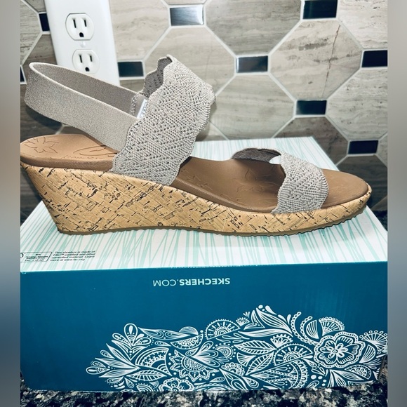 Skechers New Women’s Beverlee-Timeless Touch Wedge Sandal – Size 11 - Picture 11 of 12